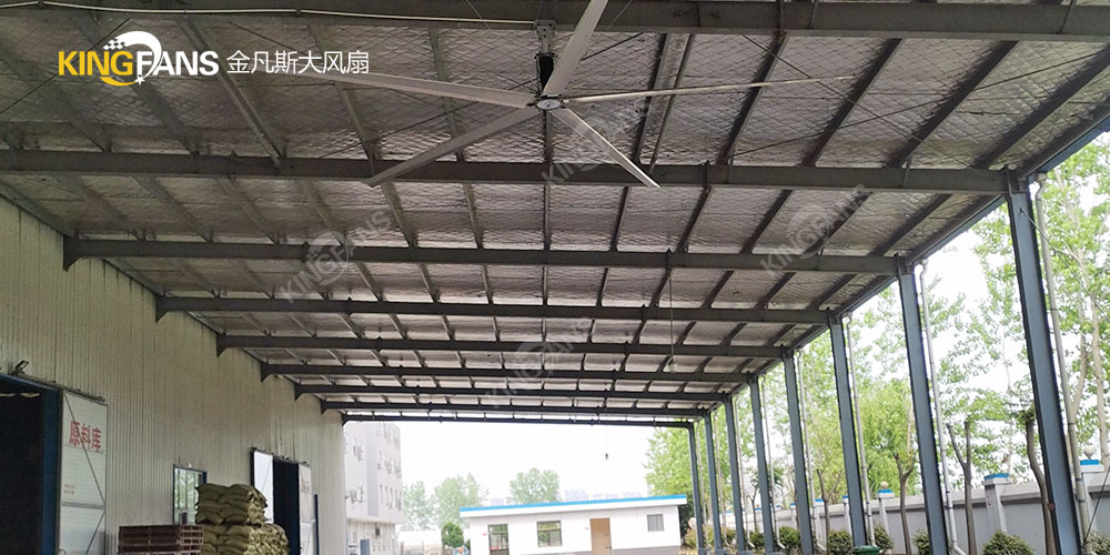 仓库装卸区员工降温大风扇